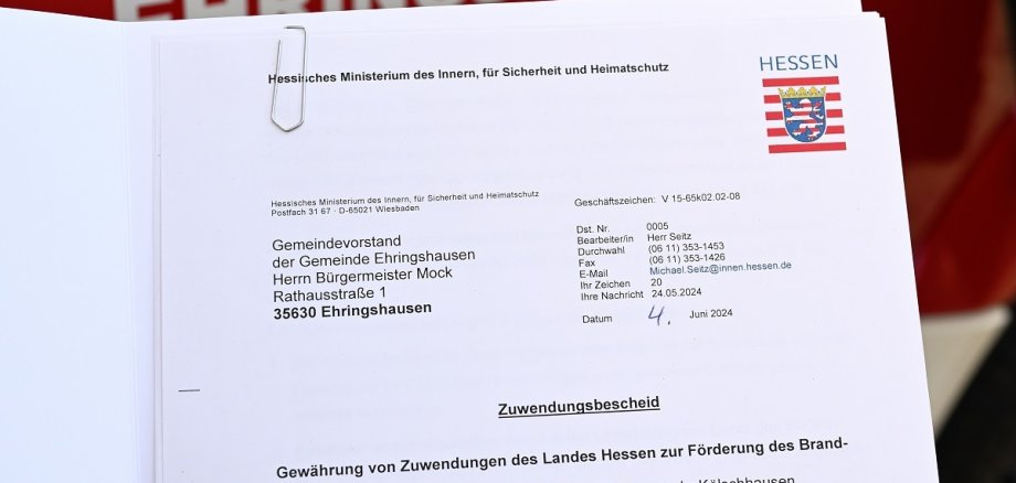 von links: Geschäftsführer der Firma schwa-medico Dr. Pierenkemper und Bürgermeister Jürgen Mock mit dem Testpersonal